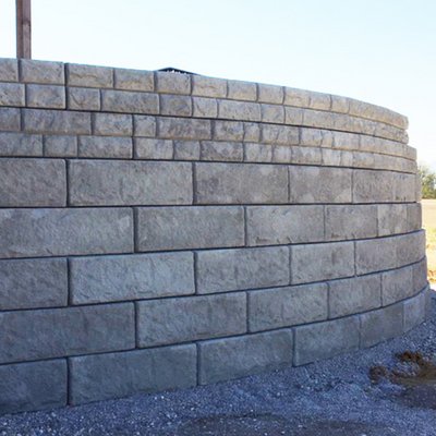 Halbkreisförmige Stützwand aus Betonsteinen – perfekte Lösung für Hanglagen am Neubau