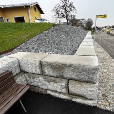 Neue Stützmauer sichert Gehweg bei Haltestelle entlang der Landesstraße