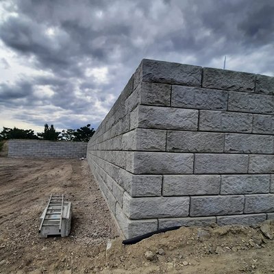 Hoch aufragende Winkelmauer aus Betonsteinen – perfekte Lösung für große Höhenunterschiede