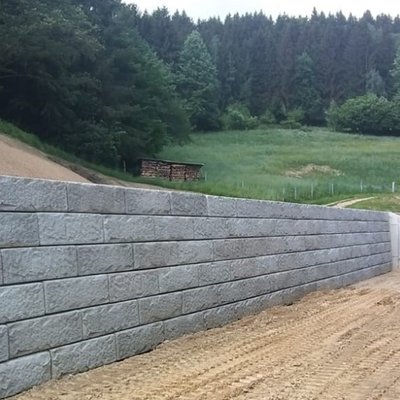 Solide Hangbefestigung mit Betonblöcken – ideale Basis für Parkmöglichkeiten am Hang