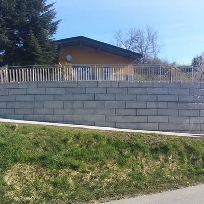 Lange Betonmauer sichert das Grundstück und schafft mehr nutzbare Gartenfläche