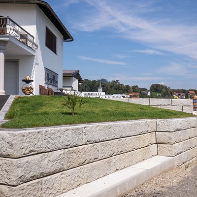 Sauber gesetzte Betonsteine sorgen für festen Halt und ein gepflegtes Gartenbild