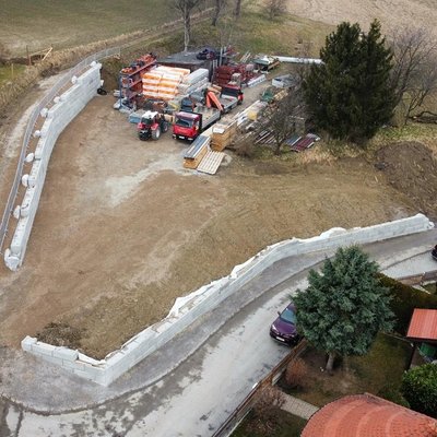 Vogelperspektive zeigt geschwungene Stützwand – ideal zur Geländeabstützung beim Bauhof