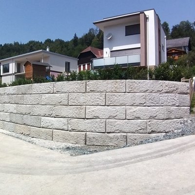 Höhenunterschied geschickt genutzt: aus der Böschung wird ein ebenes Gartenstück