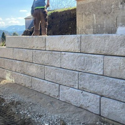 Beton-Stützmauer auf kleinem Raum – Hang im Garten platzsparend gesichert
