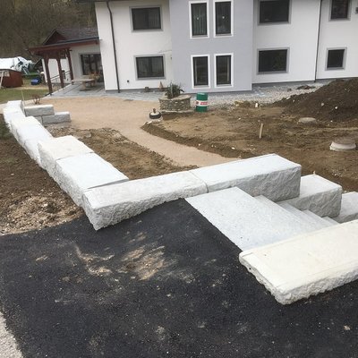 Stützmauer mit integriertem Treppenverlauf – ideal für Grundstücke mit leichter Hanglage