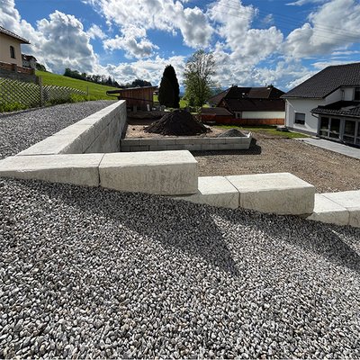 Neuer Parkplatz mit Hangmauer aus Betonblöcken zur Geländeanpassung