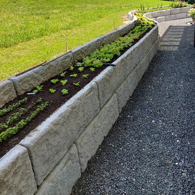 Hochbeet mit Stützsteinen aus Beton im Garten in Bad St. Leonhard