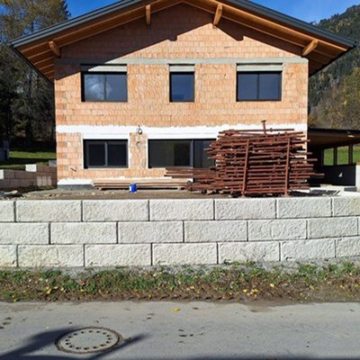 Böschungsmauer aus Betonblöcken zum Ausgleich eines Höhenunterschieds am Neubau 