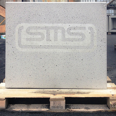 Betonierter Blumentrog mit klarer Form und Firmenlogo – zeitloses Design für Außenbereiche