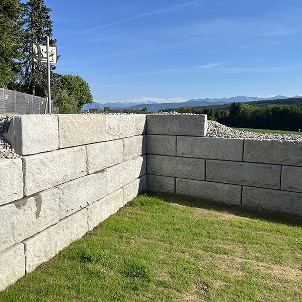 Stützwand als Gartenmauer und Abgrenzung zum benachbarten Feld