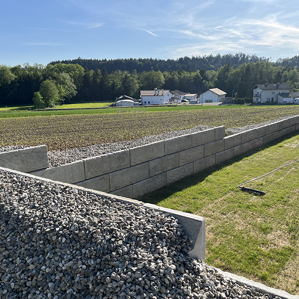 Stützwand als Abgrenzung zum benachbarten Feld