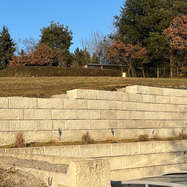 abgestufte Stützwand mit einer Zwischenebene bei Swimmingpool