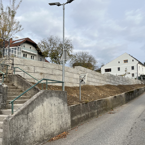 Abgestufte Stützmauer als Gartenabgrenzung mit SW-Stützwandsystem